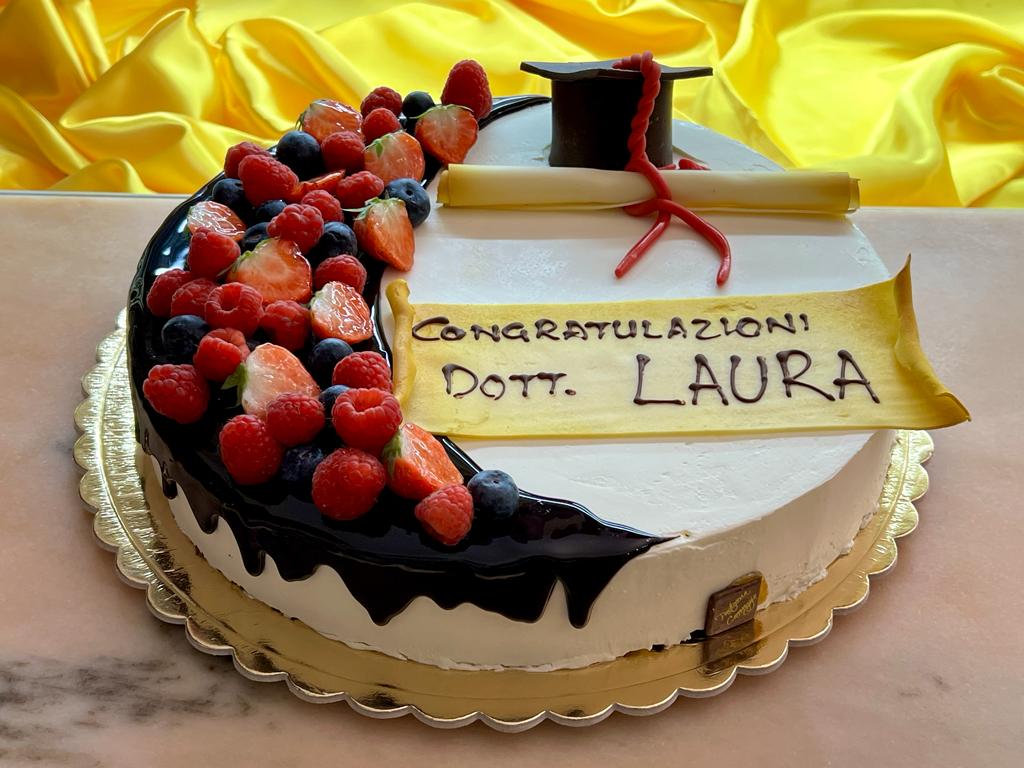 Torta bianca per laurea con tocco di cioccolato