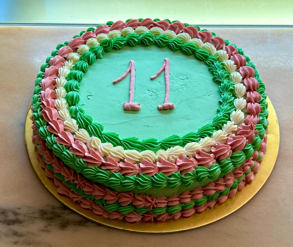 Torta verde e rosa con numero decorativo