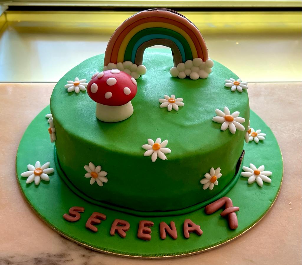 Torta verde a tema natura con fungo e fiori
