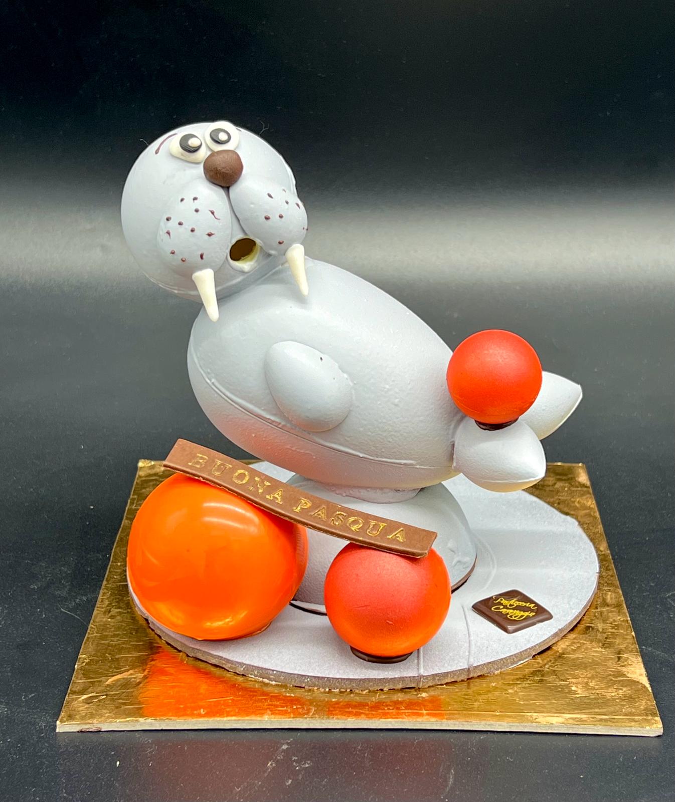 Statuina di cioccolato a forma di foca con arance, pasticceria Caravaggio Pasqua 2024