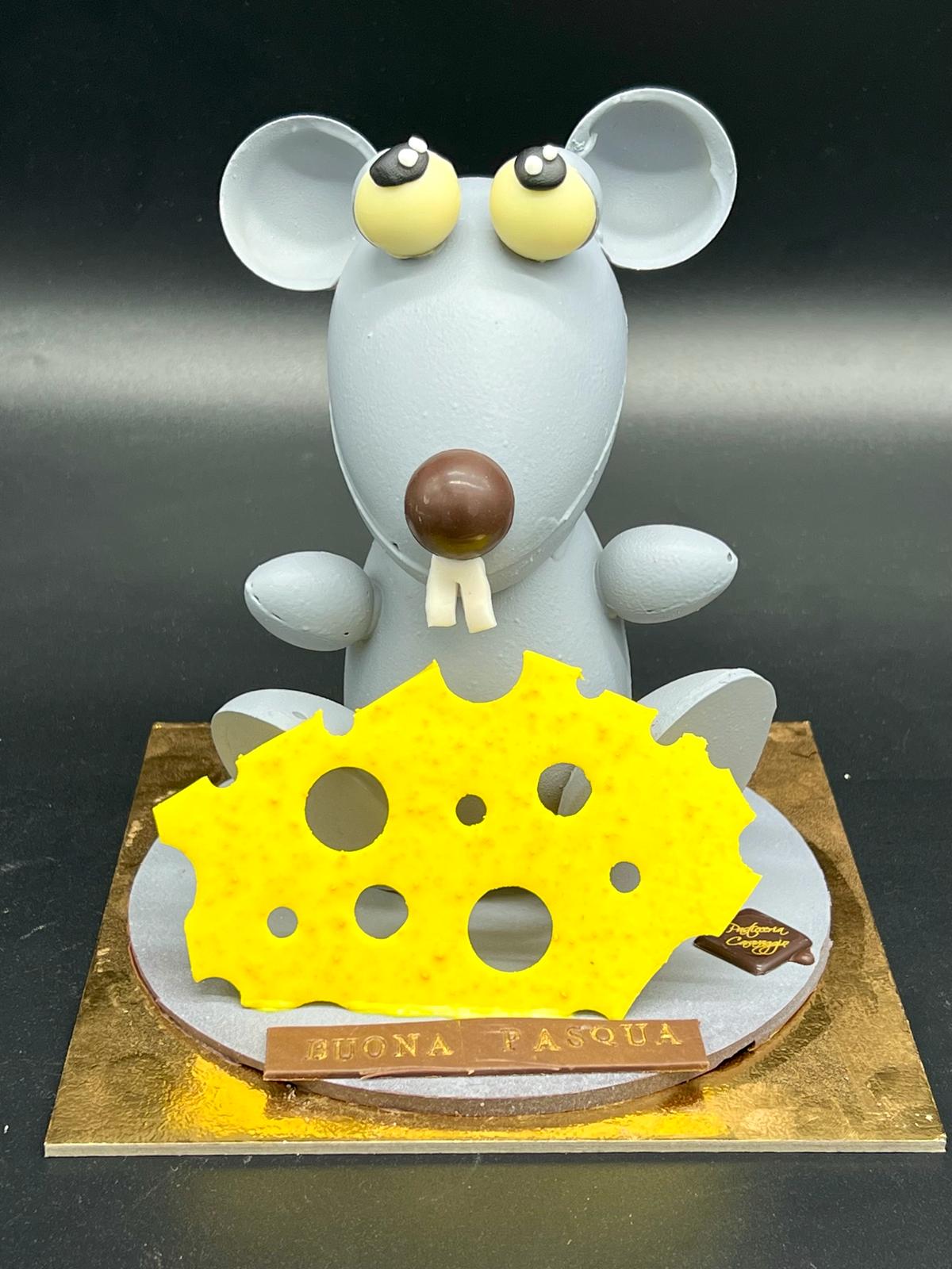 Statuina di cioccolato a forma di topolino con formaggio, pasticceria Caravaggio Pasqua 2024