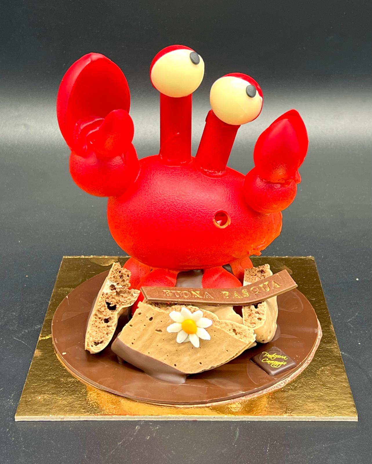 Statuina di cioccolato a forma di granchio su base di panettone, pasticceria Caravaggio Pasqua 2024