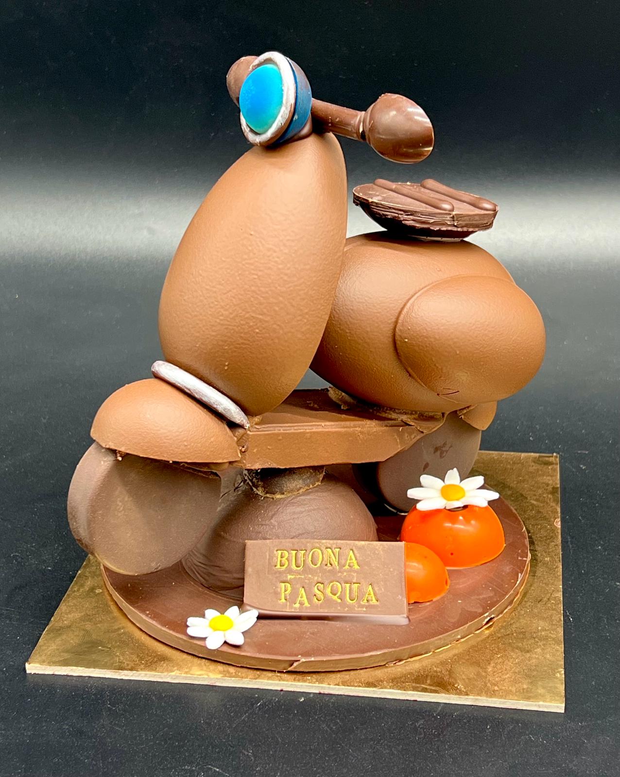 Statuina di cioccolato a forma di canguro con arance, pasticceria Caravaggio Pasqua 2024