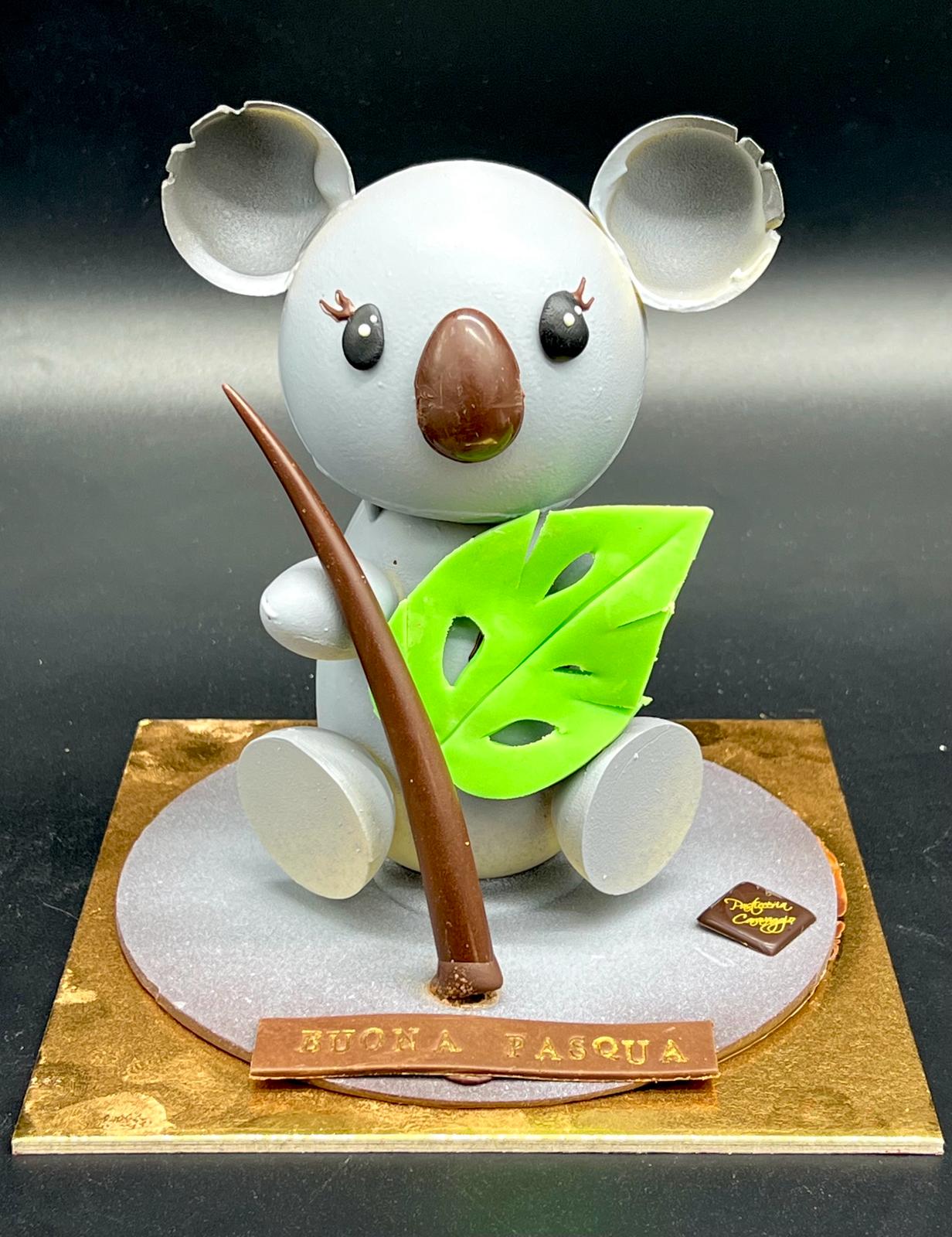 Statuina di cioccolato a forma di koala con foglia, pasticceria Caravaggio Pasqua 2024