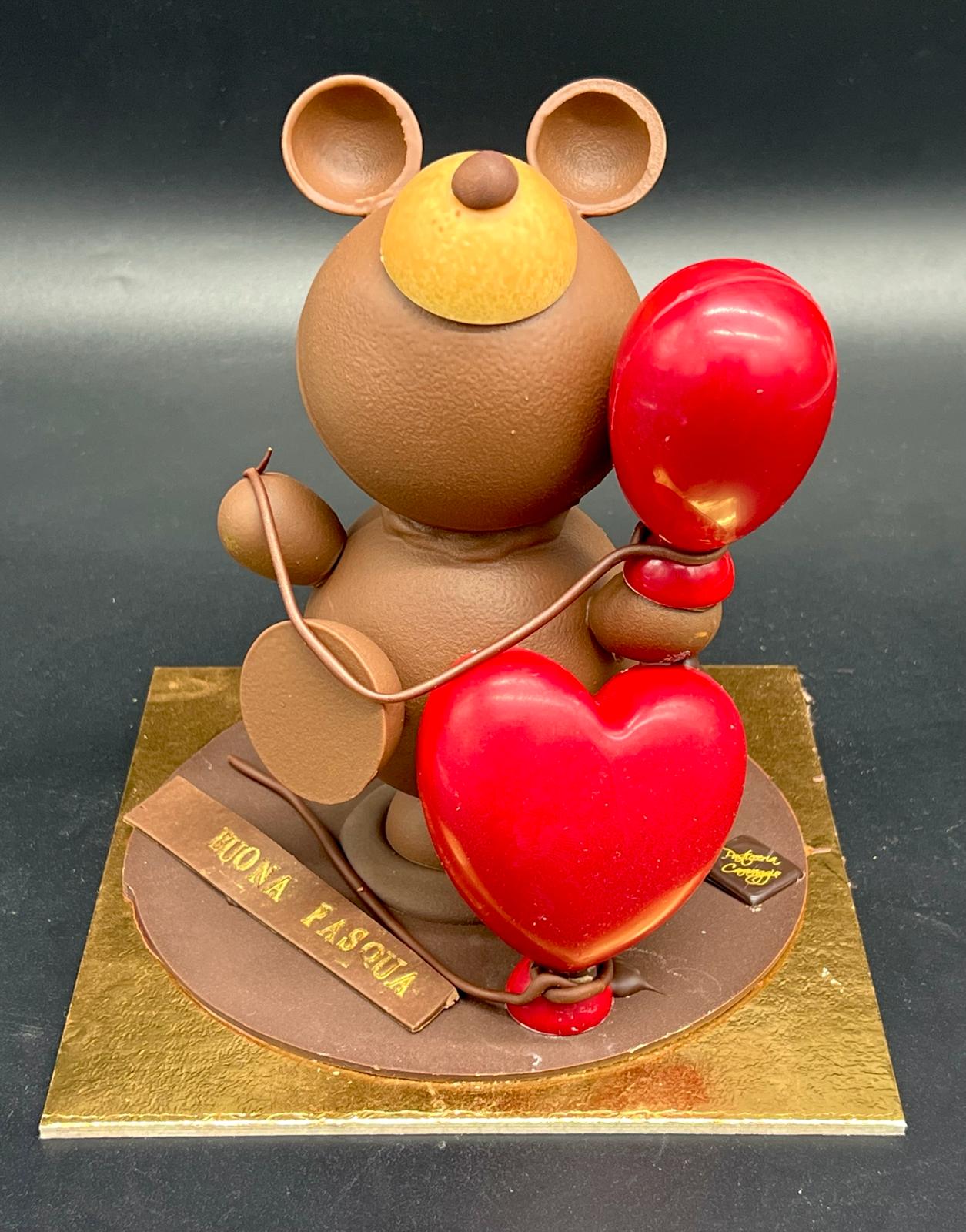 Statuina di cioccolato a forma di topolino con palloncino a forma di cuore, pasticceria Caravaggio Pasqua 2024