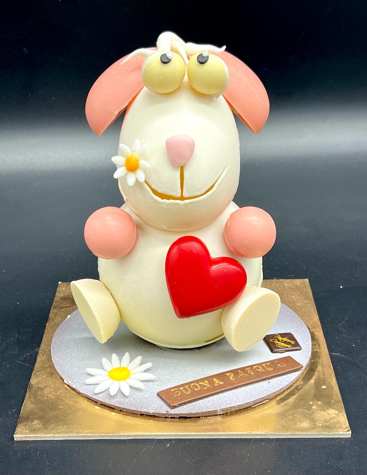 Statuina di cioccolato a forma di coniglietto con cuore e margherita, pasticceria Caravaggio Pasqua 2024