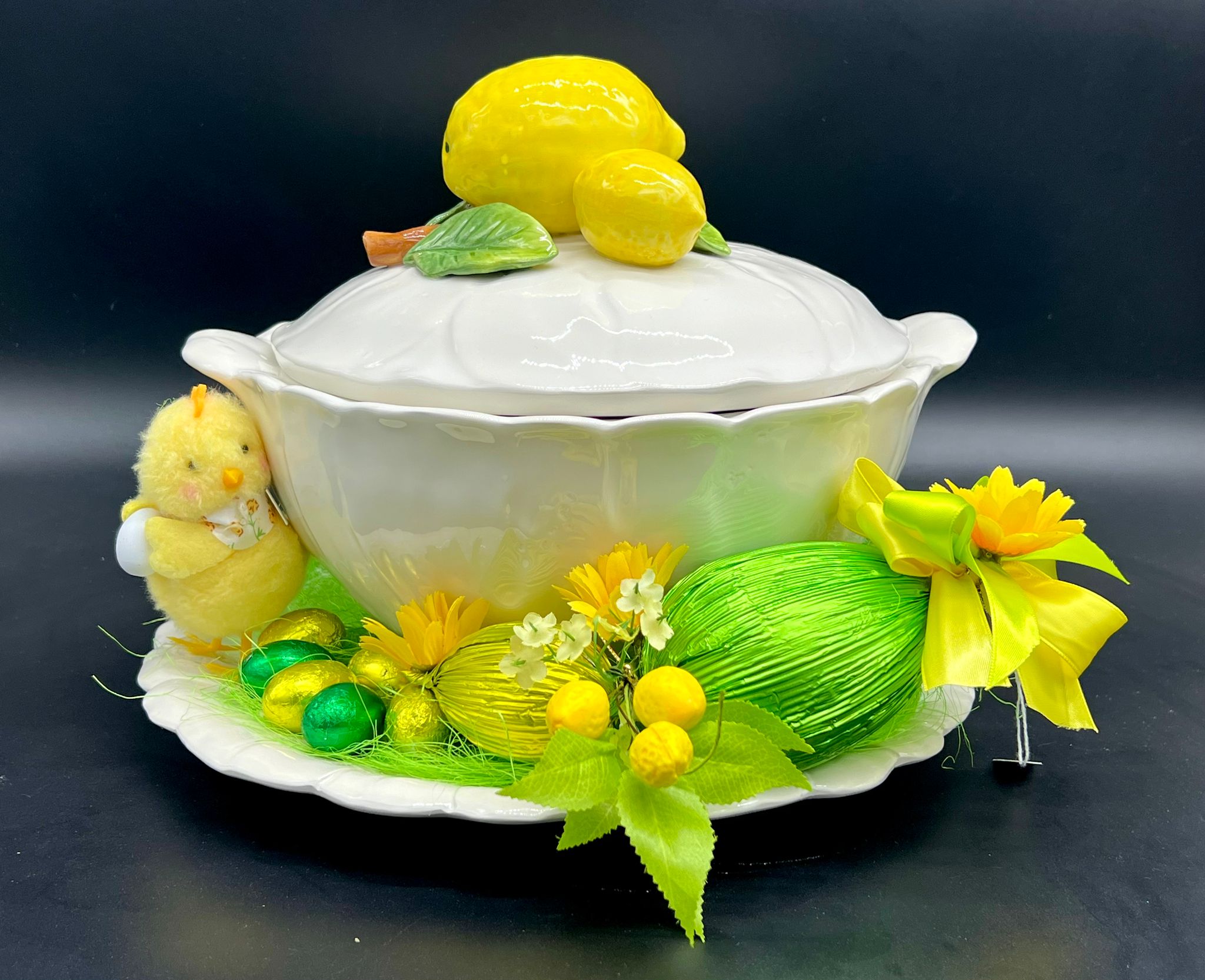 Zuppiera in porcellana decorata con limoni, pulcino e uova di cioccolato verdi, pasticceria Caravaggio Pasqua 2024
