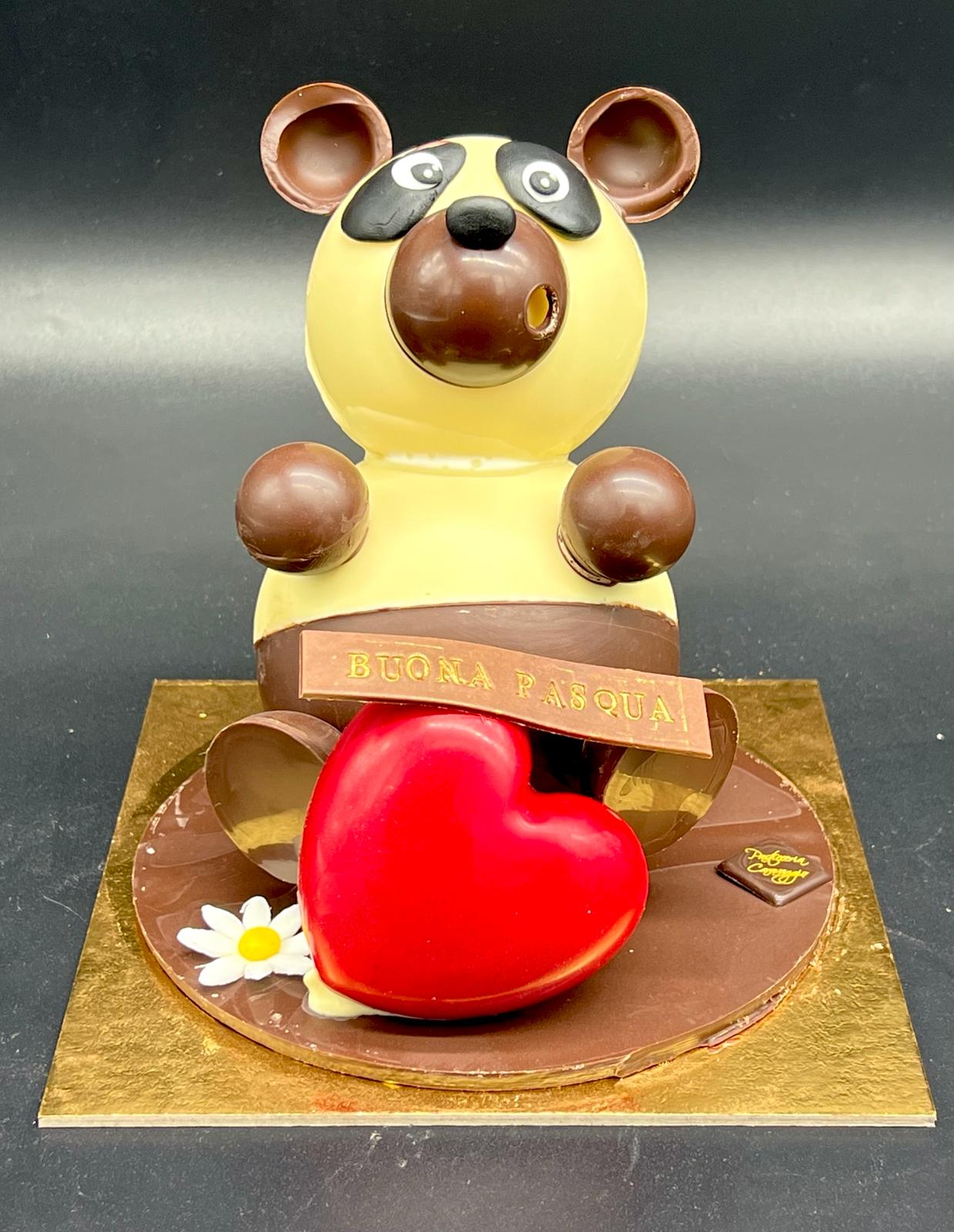 Statuina di cioccolato a forma di panda con cuore, pasticceria Caravaggio Pasqua 2024