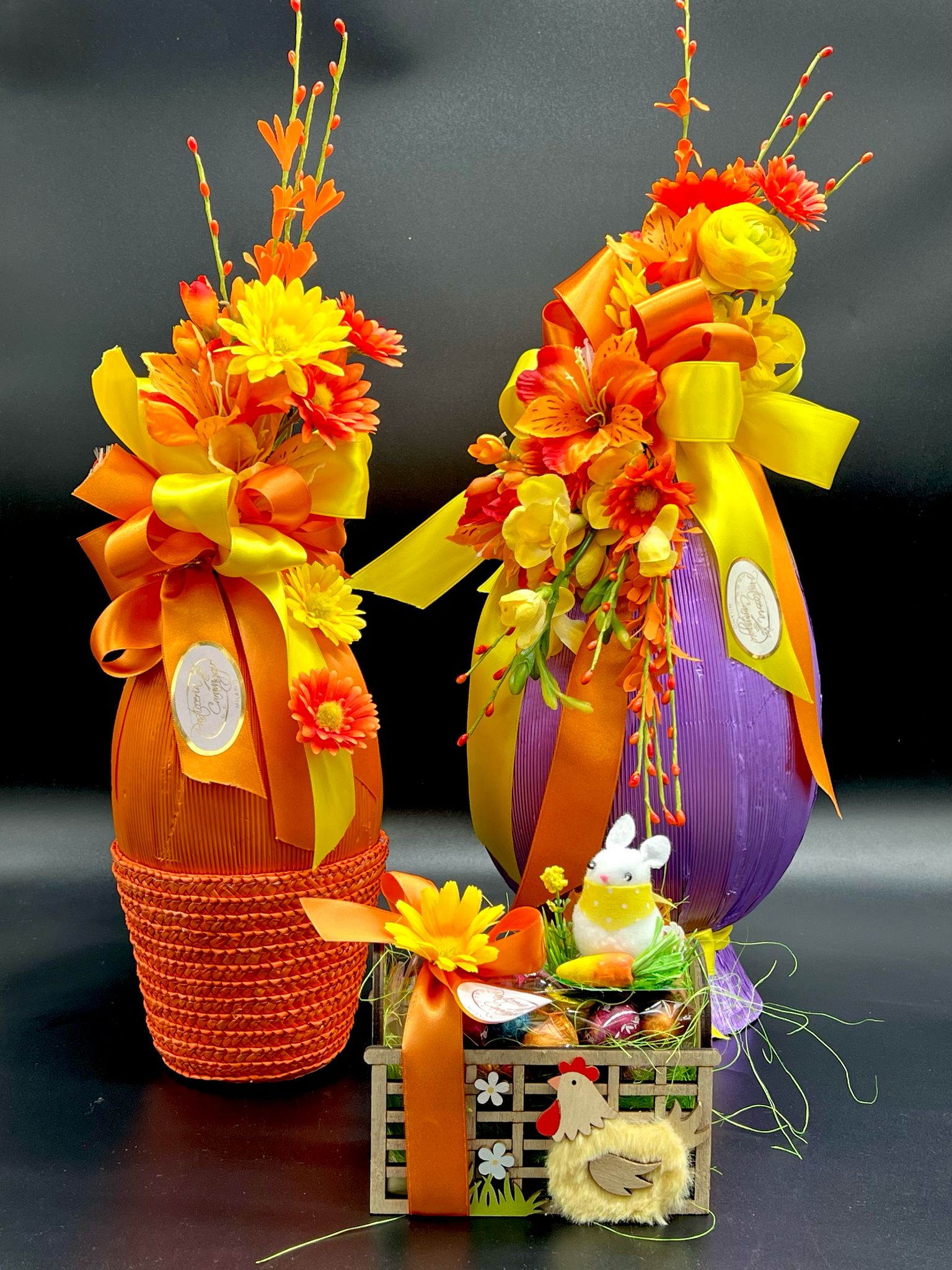 Uova pasquali decorative avvolte in tessuto con composizione di fiori, pasticceria Caravaggio Pasqua 2025