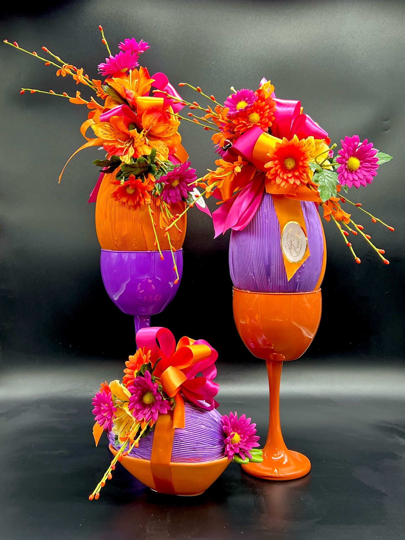 Uova pasquali decorative su base a calice con composizione floreale, pasticceria Caravaggio Pasqua 2025