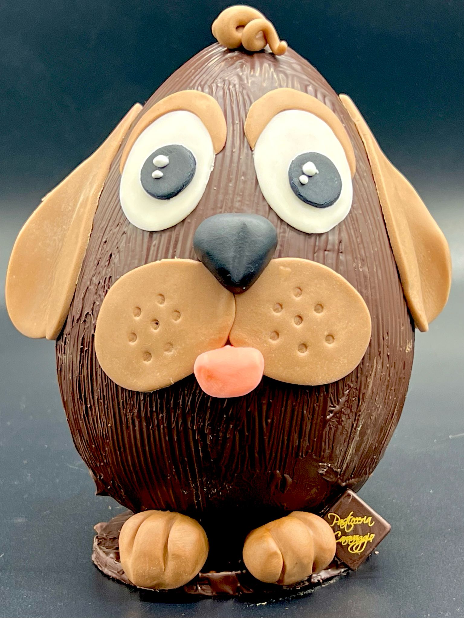 Uovo di cioccolato fondente a forma di simpatico cagnolino, pasticceria Caravaggio Pasqua 2025