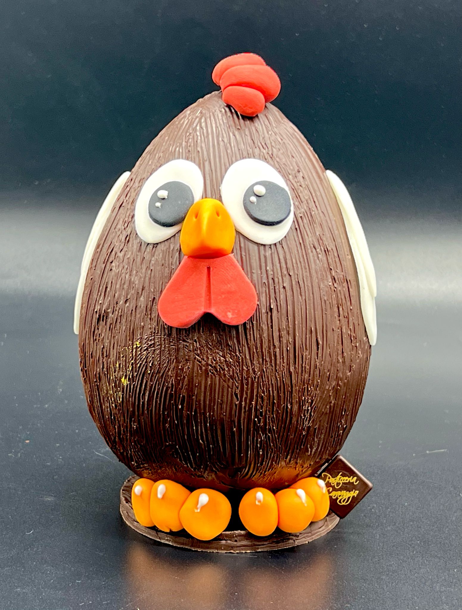 Uovo di cioccolato a forma di simpatico pulcino/gallo, pasticceria Caravaggio Pasqua 2025