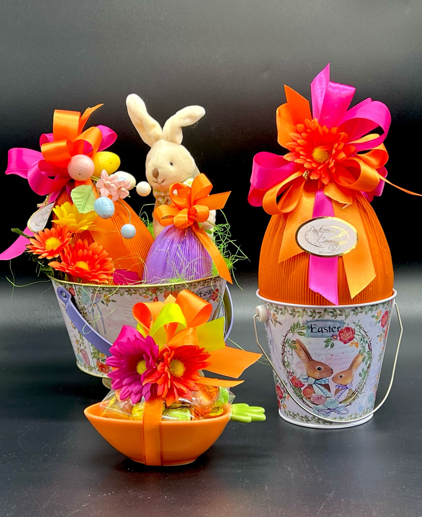 Cestini regalo pasquali decorati con fiori, nastri e coniglietti, pasticceria Caravaggio Pasqua 2025