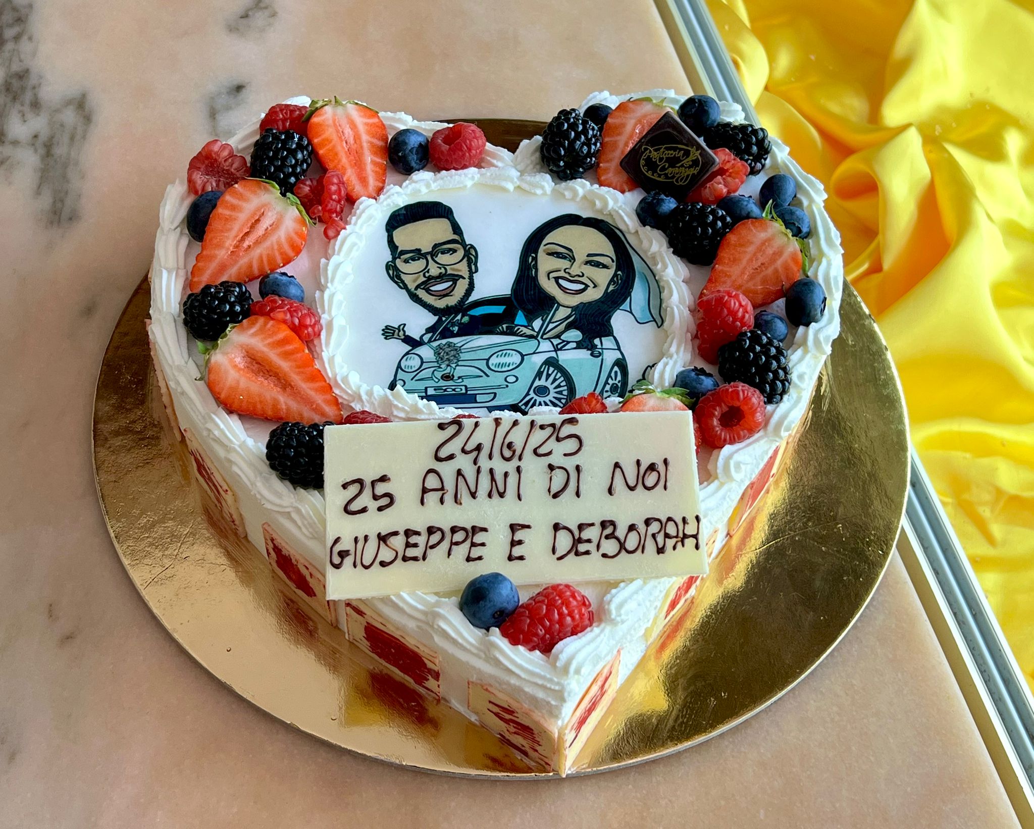 Torta anniversario a cuore con foto personalizzata e frutti di bosco