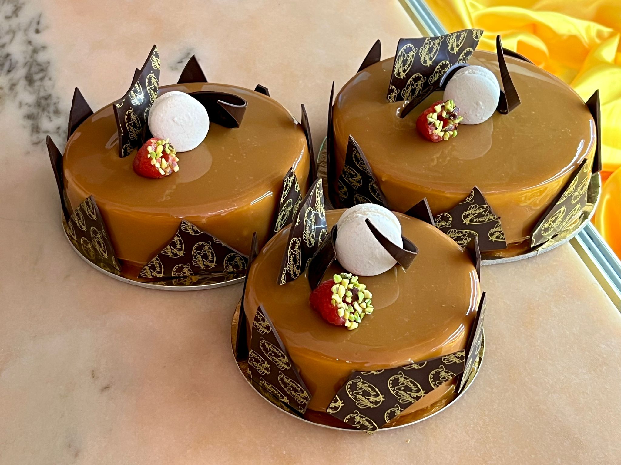 Tortine monoporzione al caramello con guscio di cioccolato e fragola