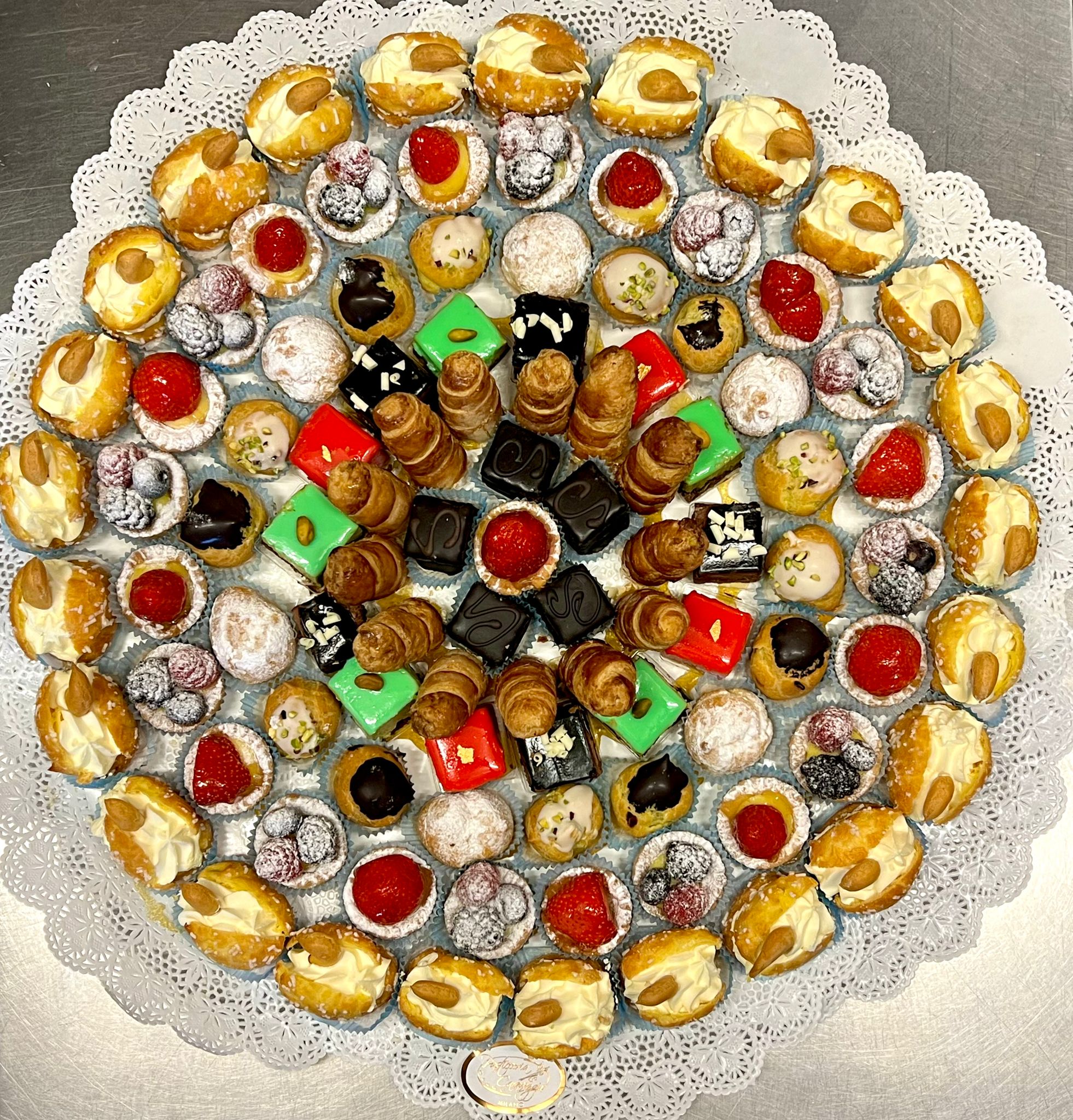 Vassoio di pasticcini misti mignon con frutta, crema e cioccolato