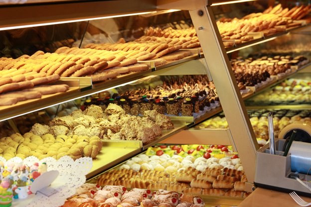 Vetrina della pasticceria con biscotti, cannoli e dolcetti misti assortiti